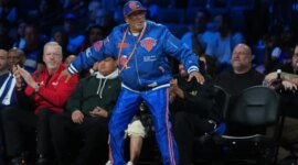 Spike Lee (kiri) bersama wakil komisaris NBA Mark Tatum (kanan) di semifinal Piala NBA di Las Vegas.
<p class=