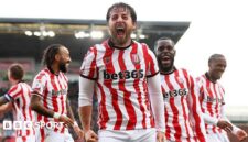 Stoke City 2-1 Swansea City: Ben Pearson mencetak gol langka saat Potters mengakhiri kekalahan beruntun mereka
