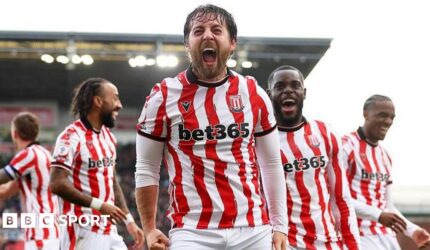 Stoke City 2-1 Swansea City: Ben Pearson mencetak gol langka saat Potters mengakhiri kekalahan beruntun
