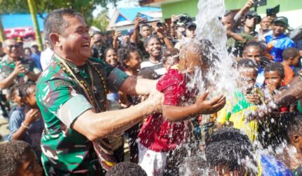 Tebar Harapan, Kasad Resmikan 37 Sumber Air Bersih dan Hasil Renovasi RTLH di Papua Tengah