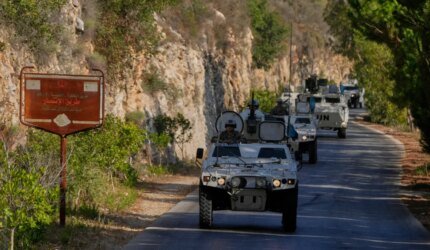 Tentara Lebanon menangkap enam orang setelah orang-orang bersenjata menyerang penjaga perdamaian PBB di selatan | Israel menyerang Berita Lebanon