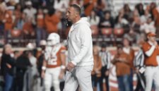 Pelatih kepala asosiasi Florida Gators untuk running back Jabbar Juluke berjalan di lapangan melawan Long Island Sharks selama babak pertama di Stadion Ben Hill Griffin. | Gambar Matt Pendleton-Gambar