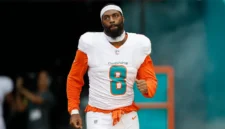 The Dolphins akan melepaskan Matthew Judon