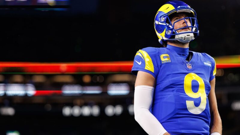 “Dengarkan, hormati semua orang, jangan takut pada siapa pun. Ayo bermain,” kata Rams QB Matthew Stafford setelah kekalahan mereka dari Seahawks. <cite>Gambar Brooke Sutton/Getty</cite>