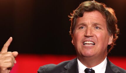 Tucker Carlson mengunjungi pengungsi Gaza, menuduh Israel membunuh anak-anak