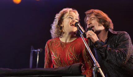 Ulasan 'Song Sung Blue': Film Neil Diamond mencapai nada yang salah