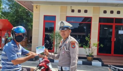 Untuk menekan angka kecelakaan, Satuan Lalu Lintas Polres Bangka menggiatkan imbauan keselamatan lalu lintas di SPBU