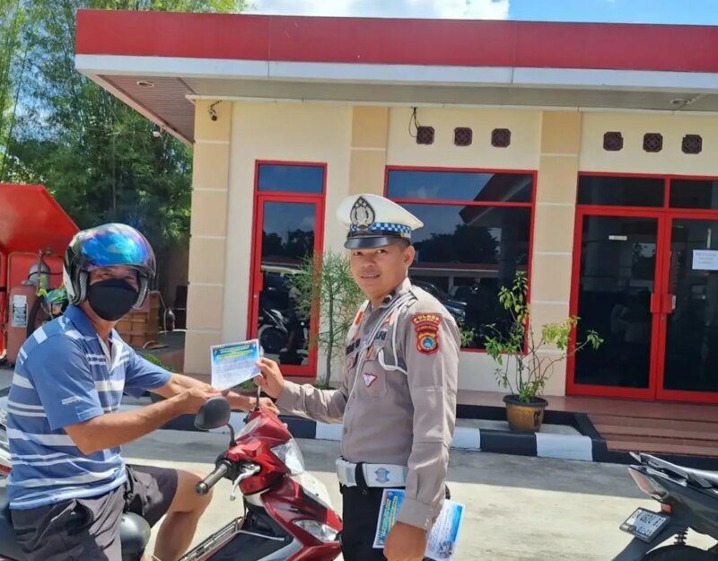 Untuk menekan angka kecelakaan, Satuan Lalu Lintas Polres Bangka menggiatkan imbauan keselamatan lalu lintas di SPBU

