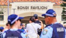 Video kamera dasbor baru menunjukkan pasangan menghadapi pria bersenjata di Pantai Bondi sebelum mengamuk mematikan
