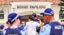Video kamera dasbor baru menunjukkan pasangan menghadapi pria bersenjata di Pantai Bondi sebelum mengamuk mematikan

