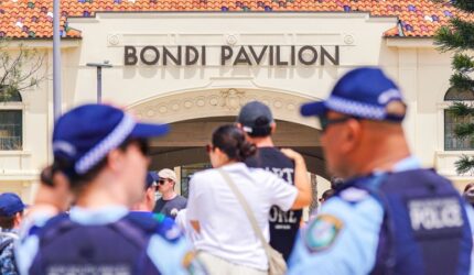 Video kamera dasbor baru menunjukkan pasangan menghadapi pria bersenjata di Pantai Bondi sebelum mengamuk mematikan