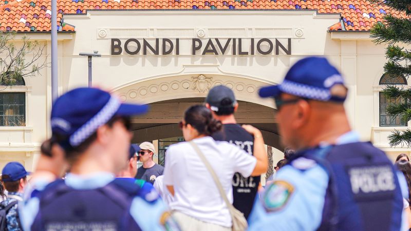 Video kamera dasbor baru menunjukkan pasangan menghadapi pria bersenjata di Pantai Bondi sebelum mengamuk mematikan

