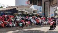 Warga mengeluhkan tumpukan sampah di Ciputat, Tangsel yang sudah 4 hari tidak tertampung