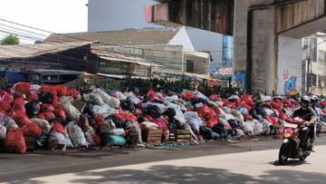 Warga mengeluhkan tumpukan sampah di Ciputat, Tangsel yang sudah 4 hari tidak tertampung