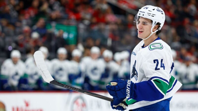 Pemain bertahan New Canucks Zeev Buium mengatakan dia tidak merasa disesatkan tentang statusnya sebelum diperdagangkan oleh Wild. “(GM Liar Bill Guerin) ingin mencoba dan menang sekarang, dan itu adalah langkah yang menurutnya terbaik untuk tim,” kata Buium. <cite>Foto AP/Noah K. Murray</cite>